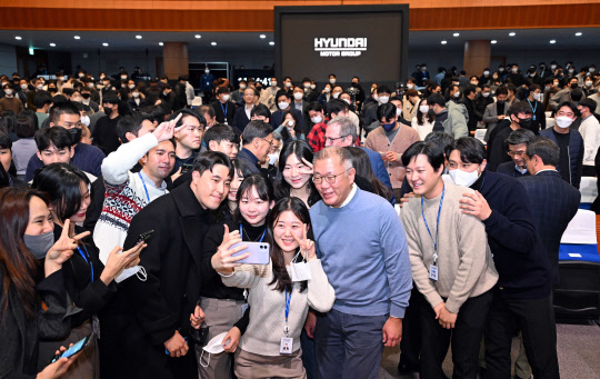 정의선(앞줄 오른쪽 세번째) 현대자동차그룹 회장이 3일 현대차·기아 남양연구소에서 신년회를 가진 후 직원들과 셀카를 찍고 있다. 현대차그룹 제공